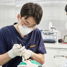 임플란트, 수술을 미루면 안 되는 이유 [강용욱 원장 건강칼럼]