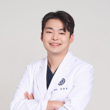 임플란트 수명 연장, 철저한 '사후 관리'가 핵심 [강용욱 원장 칼럼]
