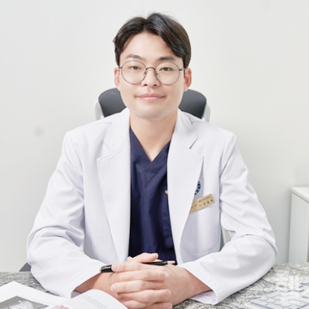 20대도 치아 상실 시 '임플란트' 빠르게 진행해야 하는 이유 [강용욱 원장 칼럼]
