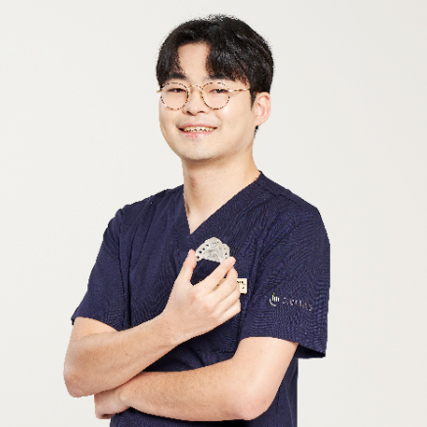 노인 임플란트, 까다로운 만큼 맞춤 수술 이루어져야 [강용욱 원장 칼럼]