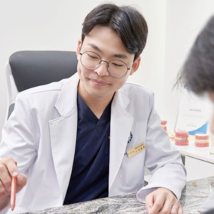 [건강프라임_칼럼] 앞니 임플란트 핵심은?...자연스러움과 심미성 고려해야