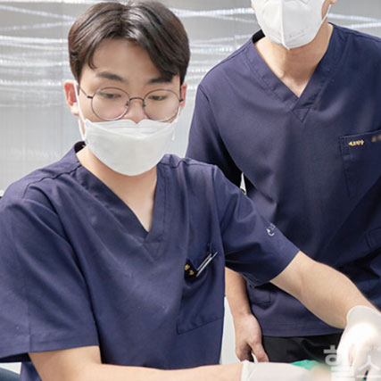임플란트 vs 틀니, 나이에 맞는 치아 치료 선택 가이드
