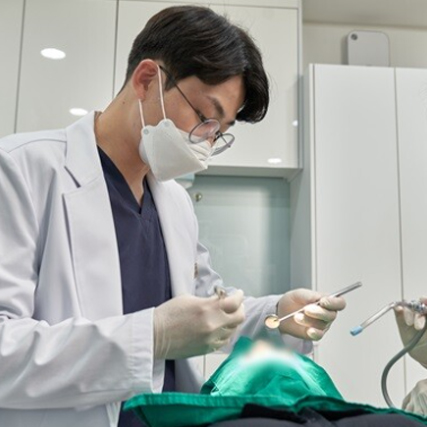 치주질환 증상, 방치 시 치아 손실까지... 정기 검진이 최선의 예방법