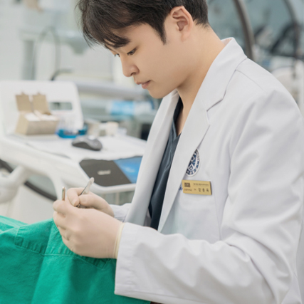 만 65세 이상 임플란트, 건강보험 혜택과 주의사항은?