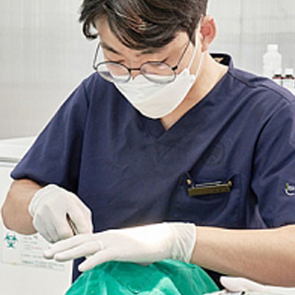 임플란트 사후관리 수술보다 중요...건강한 구강 유지가 반영구적 사용의 열쇠