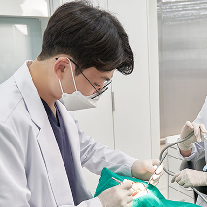 어금니 임플란트, 보철물 정밀도와 맞춤 지대주가 성공 좌우해