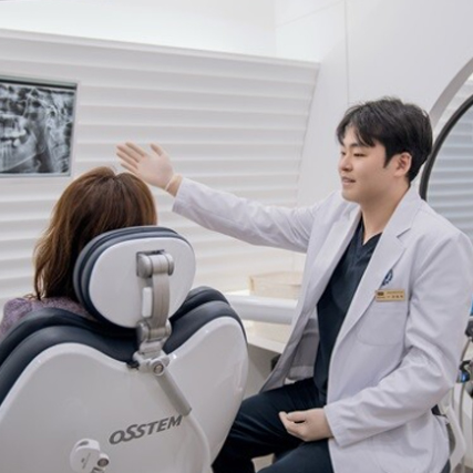 자연스러움과 정밀함이 핵심, 앞니 임플란트