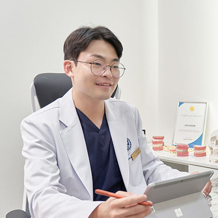 임플란트 주위염 예방, 맞춤형 지대주 · 정기적 관리가 핵심