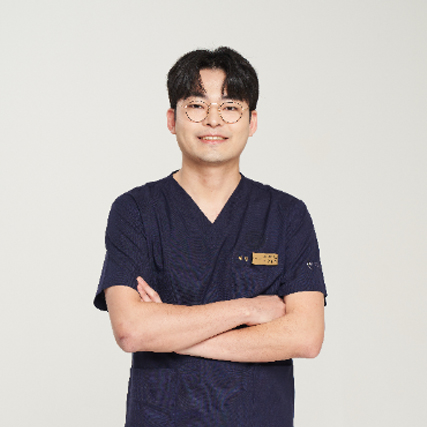 임플란트, 가격만 볼 일이 아니다... 정확한 진단, 사후관리도 중요 [강용욱 원장 칼럼]
