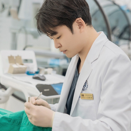 당뇨·고혈압 환자도 가능한 임플란트? 디지털 수술로 부담 낮춘다 [강용욱 원장 칼럼]