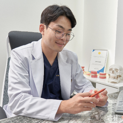 전악 임플란트, 기능적·심미적 회복 위한 정밀한 접근 필요 [강용욱 원장 칼럼]