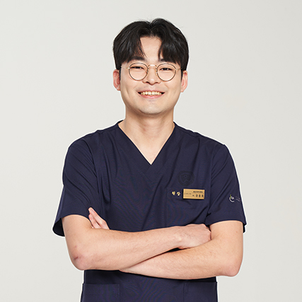 "임플란트, 관리가 생명' 수술 후 소홀하면 주위염 · 파손 위험↑