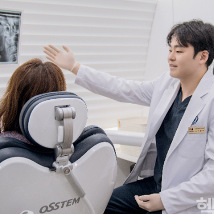 심미성과 정밀성이 핵심, 앞니 임플란트 [강용욱 원장 칼럼]