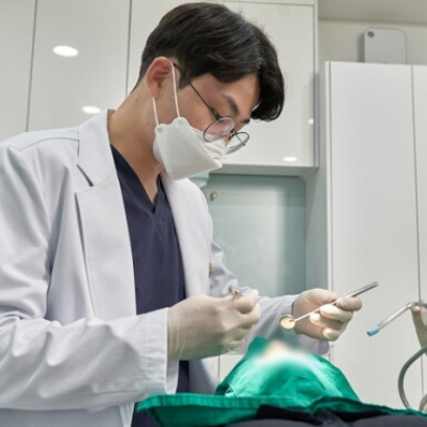 노인 임플란트, 맞춤 치료와 철저한 전신 관리가 성공 열쇠