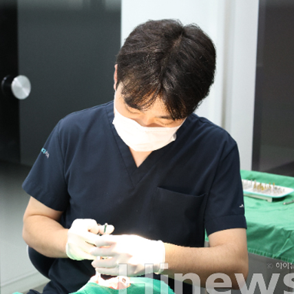 임플란트 시술 중 통증... 네비게이션으로 부담 낮춘다 [강용욱 원장 칼럼]