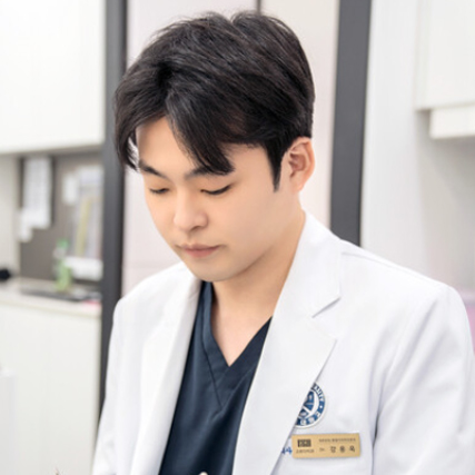 앞니임플란트, 자연스러운 결과 위해 의료진 실력 따져야