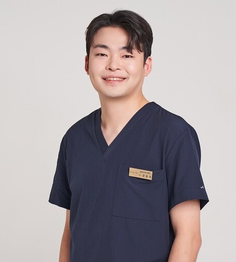 틀니 대안으로 떠오른 전악임플란트…비용 안정선 따져봐야