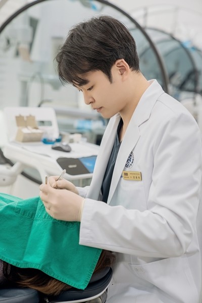 임플란트 10년 가능할까? 장기 유지 위한 포인트는?
