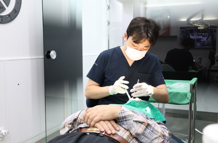 [기고문] 100세 시대 치아 건강 해법, 전체임플란트…디지털 기술로 수술 부담 줄여