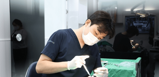 웃을 때 보이는 앞니, 임플란트 난이도 높은 이유
