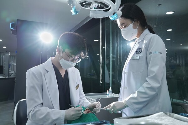 [건강 칼럼] 통증 및 출혈 줄인 디지털임플란트, 모의수술로 정밀도 높인다