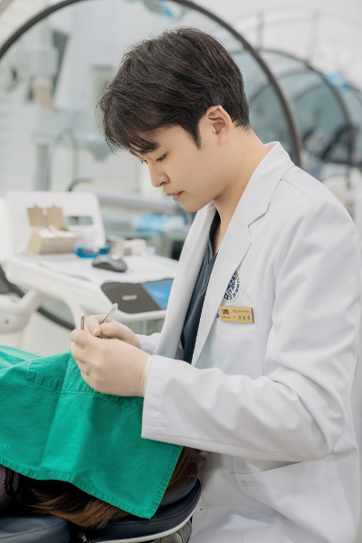 틀니 불편함 끝 '전악임플란트'로 저작력·심미 개선 함께 고려할 수 있어 [강용욱 원장 칼럼]