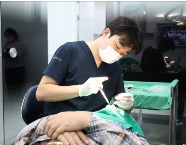 발치 즉시 임플란트… ‘빠른’ 장점 뒤 숨은 조건과 한계 따져봐야