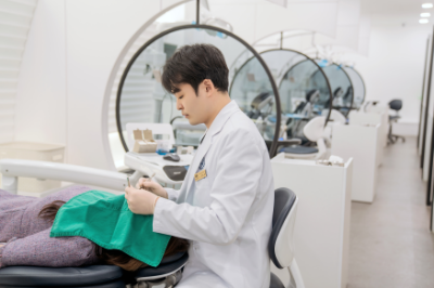 모든 치아를 잃었다면 무치악 임플란트로 회복...잇몸뼈 상태·전신질환 꼼꼼히 따져야 [강용욱 원장 칼럼]