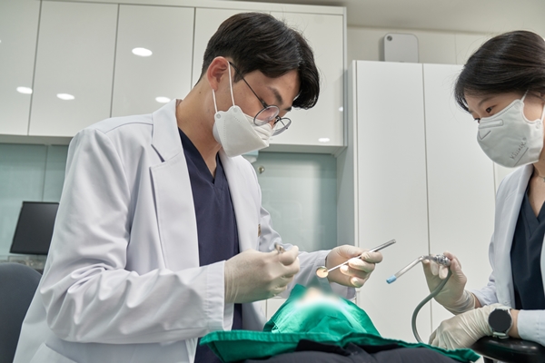 전체임플란트, 악당 6~10개 식립하는 고난도 치료… 경험 갖춘 치과 선택 해야 [강용욱 원장 칼럼]