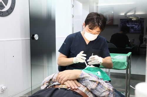 [건강프라임_칼럼] 임플란트 부작용 걱정되는 고혈압 환자...어떤 점에 유의해야 할까?