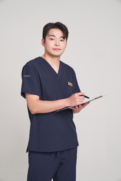 치조골 흡수 심하다면...임플란트 뼈이식으로 안정적 식립 기대할 수 있어 [강용욱 원장 칼럼]